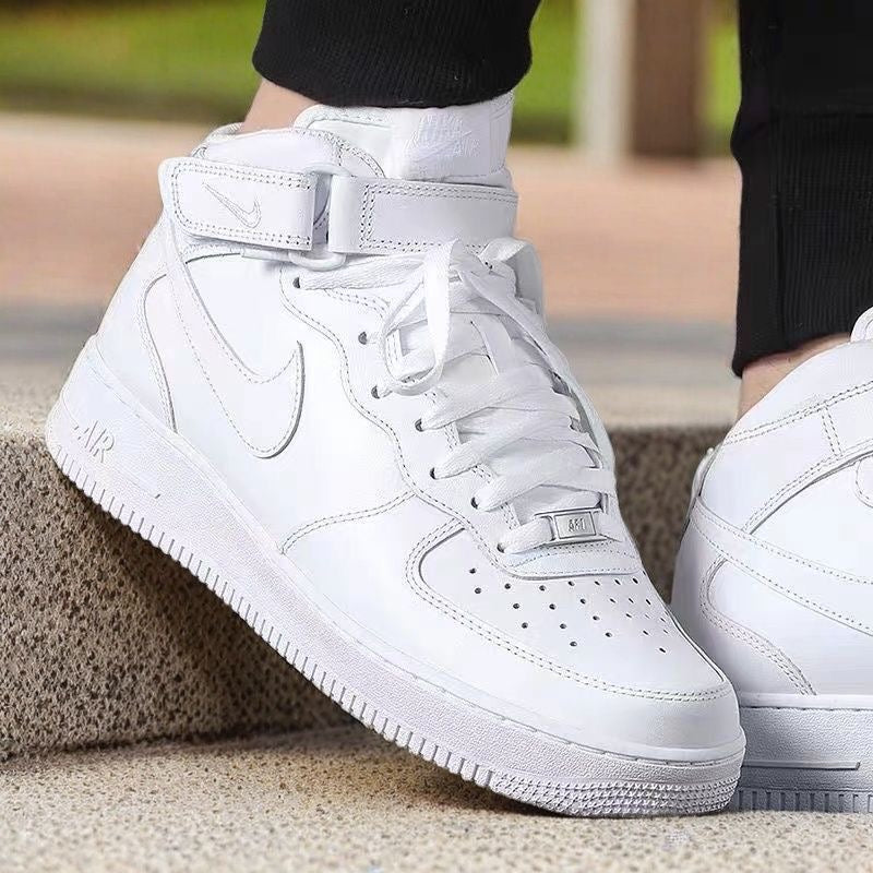 Mid-top AF1 Air Force 1 sneaker