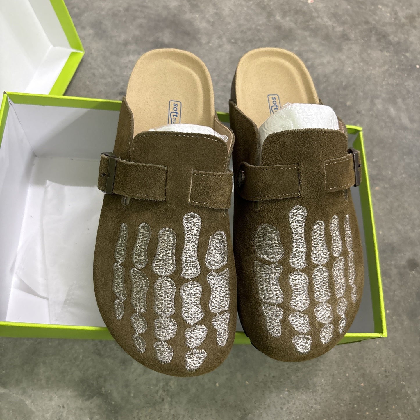 Grain leather Birkenstock closed-toe slippers