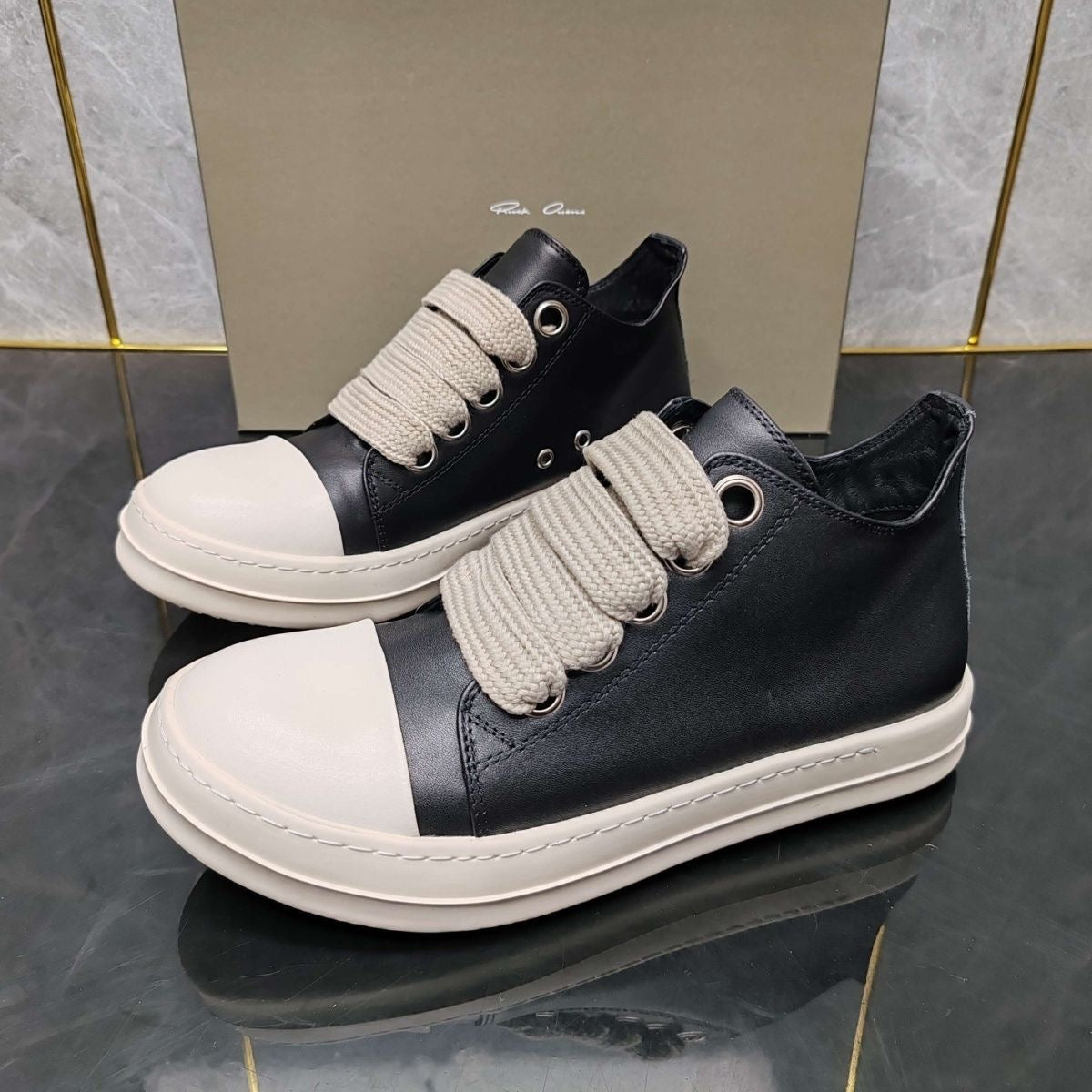 RO low top Jumbo lace sneaker