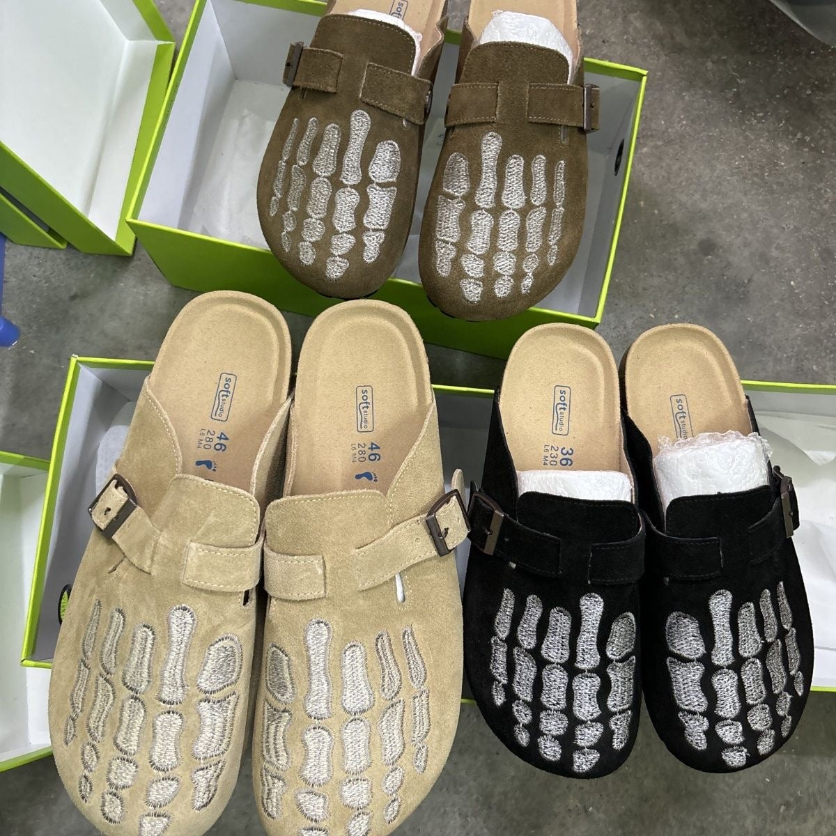 Grain leather Birkenstock closed-toe slippers