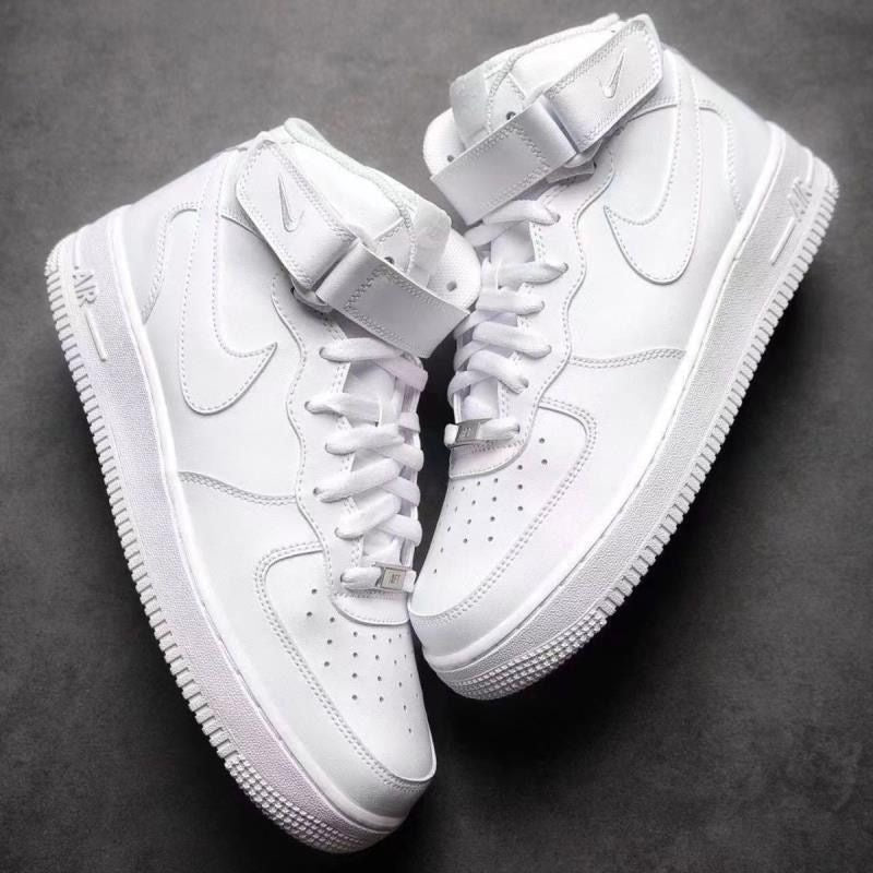 Mid-top AF1 Air Force 1 sneaker