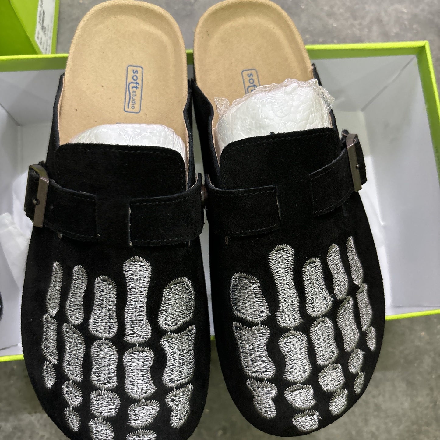 Grain leather Birkenstock closed-toe slippers