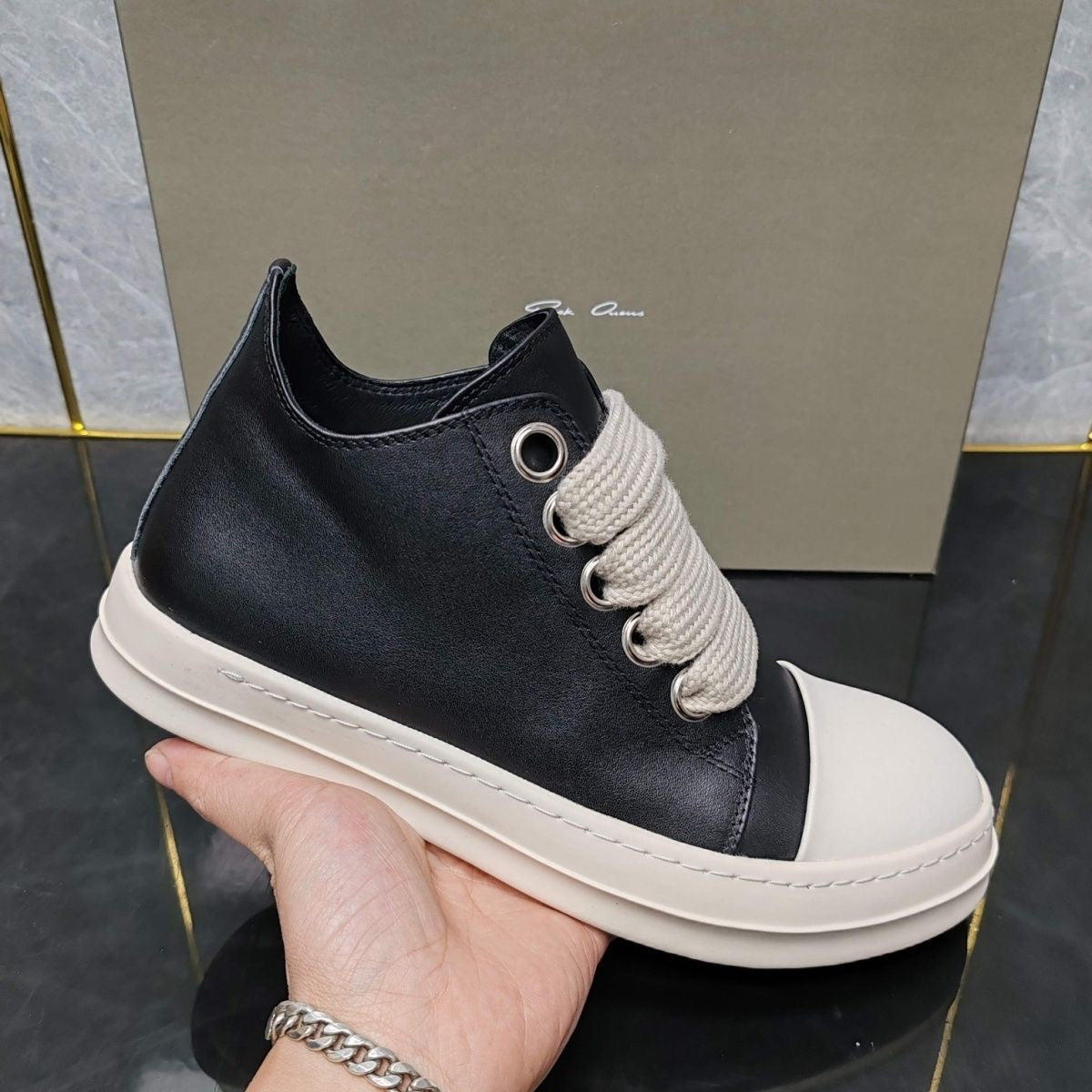 RO low top Jumbo lace sneaker