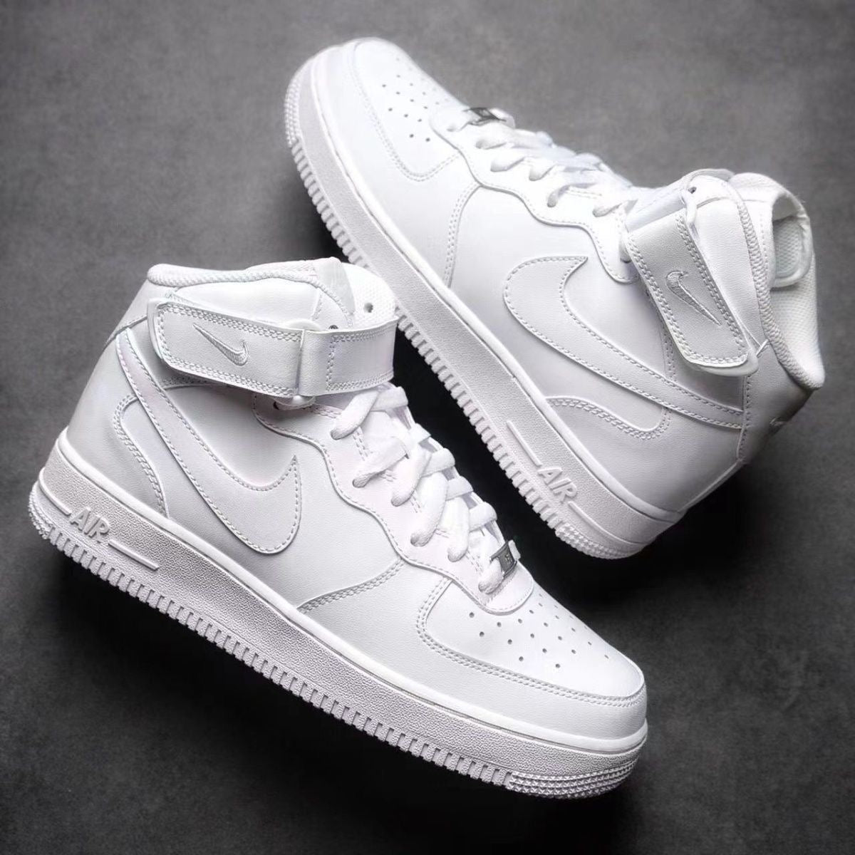 Mid-top AF1 Air Force 1 sneaker