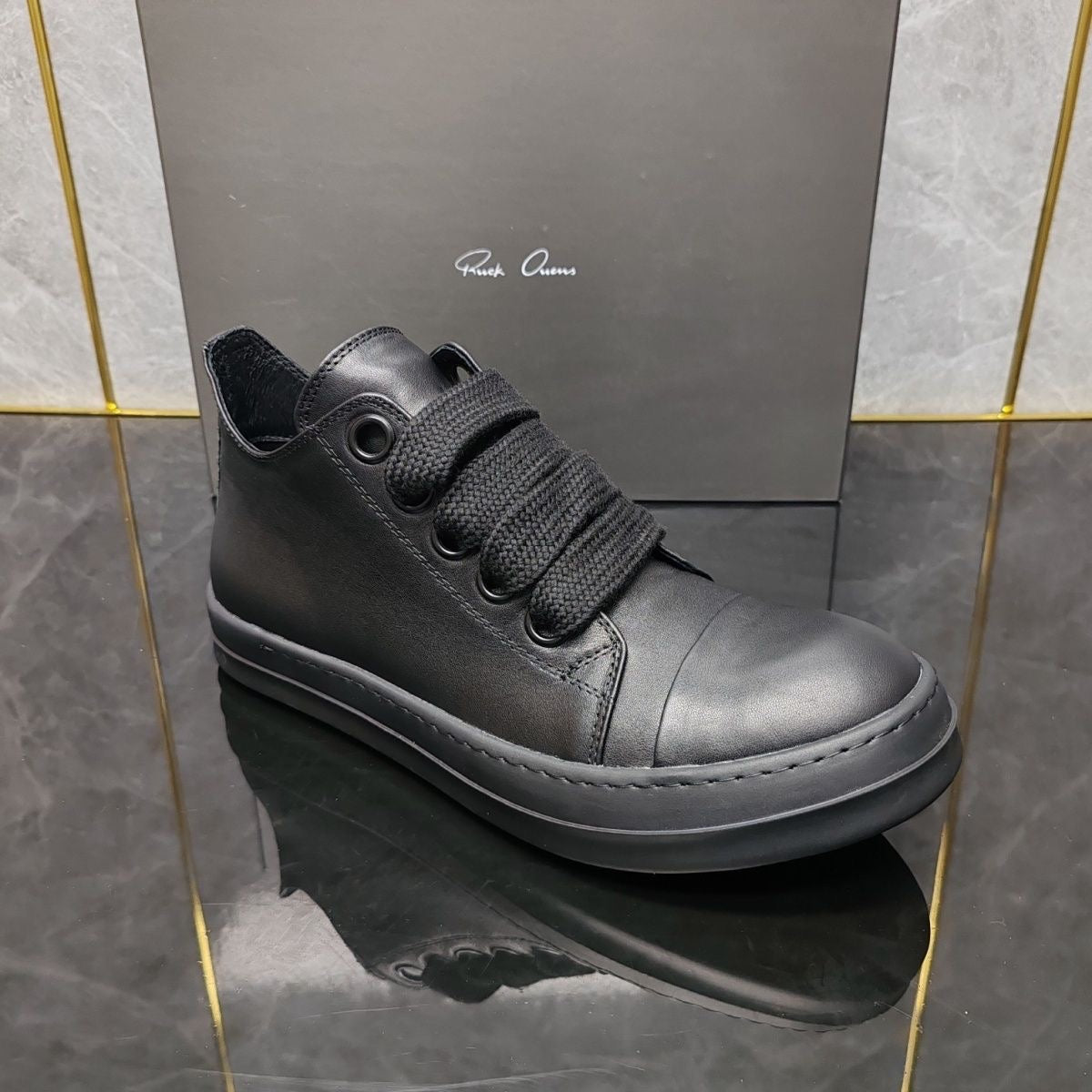 RO low top Jumbo lace sneaker