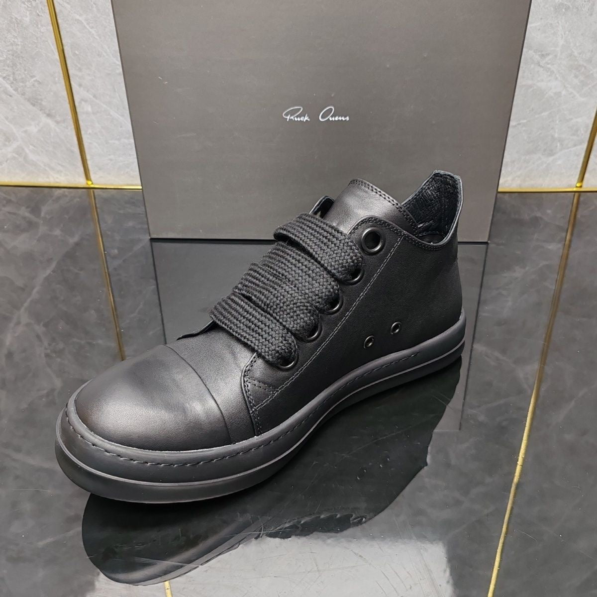 RO low top Jumbo lace sneaker